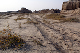 Колея в пустыне среди руин города Гаочан