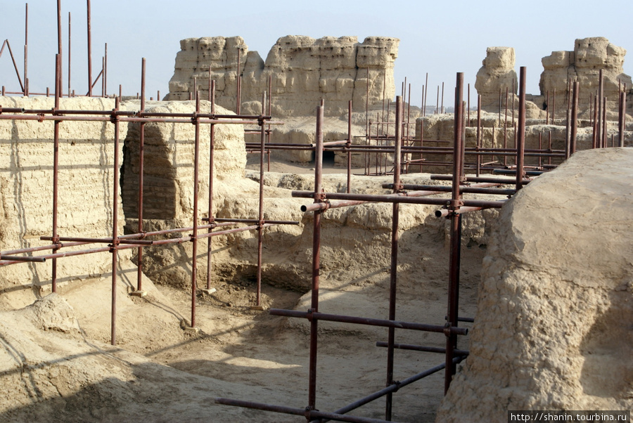 Идет реставрайия руин города Гаочан Синьцзян-Уйгурский автономный район, Китай