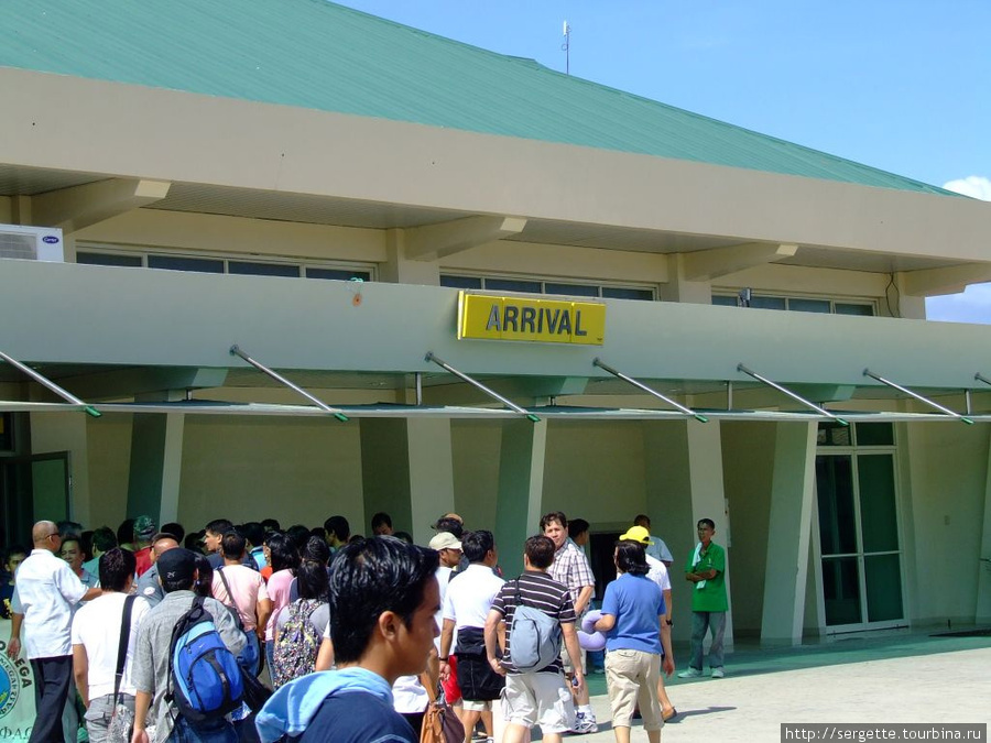 Вход в зал прибытия Пуэрто-Принсеса, остров Палаван, Филиппины