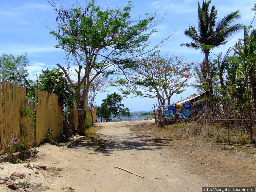 Ризаль авеню в конце улицы уходит в море Пуэрто-Принсеса, остров Палаван, Филиппины