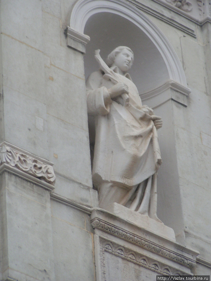 Одна из статуй Сент-Этьен, Франция