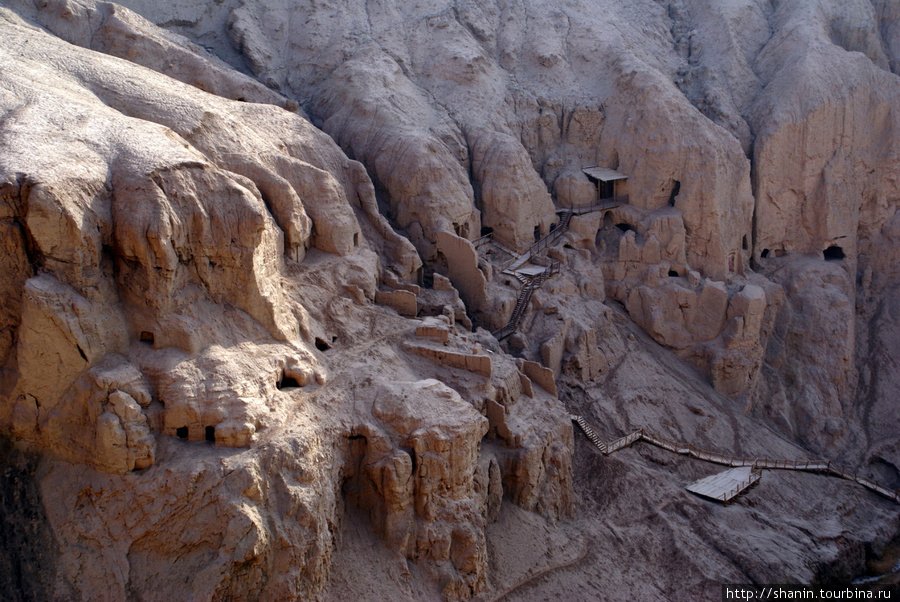 Буддистский пещерный монастырь у оазиса Туюк Синьцзян-Уйгурский автономный район, Китай