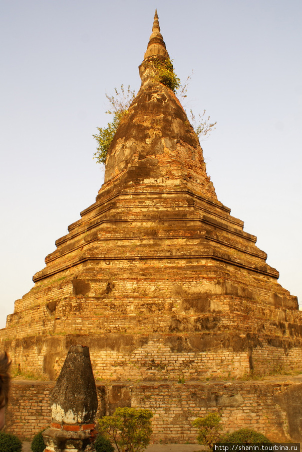 Ступа Тхат Дам — самая старая во Вьентьяне Вьентьян, Лаос