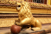 Лев с мячом в монастыре Ват Си Мыанг во Вьентьяне