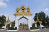 Торжественные ворота перед храмом Пха Тхат Луанг во Вьентьяне