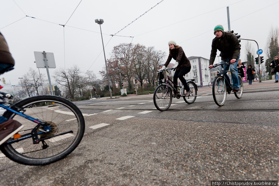 В городе очень много велосипедистов. Для них специально сделана разметка на дорогах, светофоры и парковки. Гейдельберг, Германия