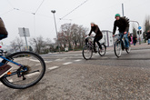 В городе очень много велосипедистов. Для них специально сделана разметка на дорогах, светофоры и парковки.