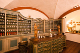 Внутри замка раньше находилась самая первая в мире аптека. Сегодня на ее месте сделали музей.
