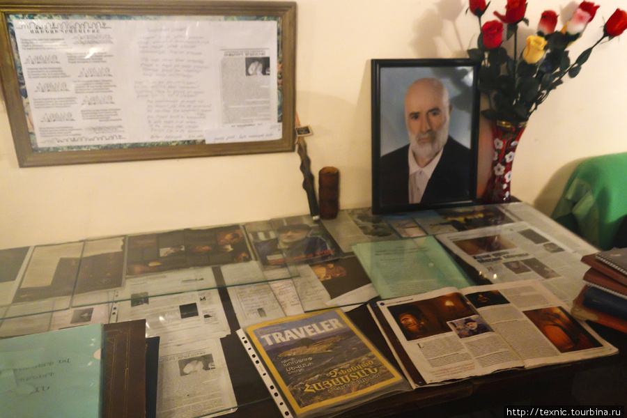 На столе в комнате стоит портрет Левона, рассказы о нём в прессе