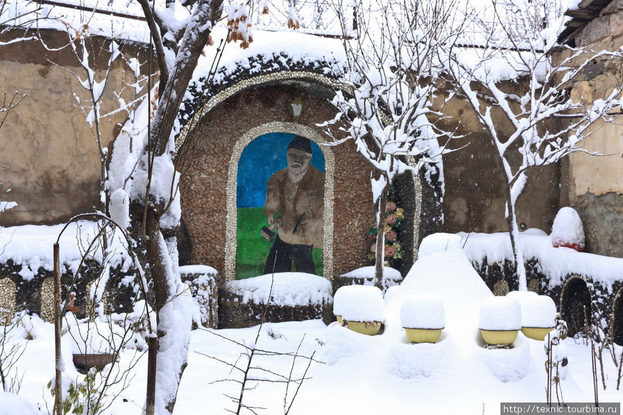 В саду Левон увековечил себя и свою жену Ариндж, Армения
