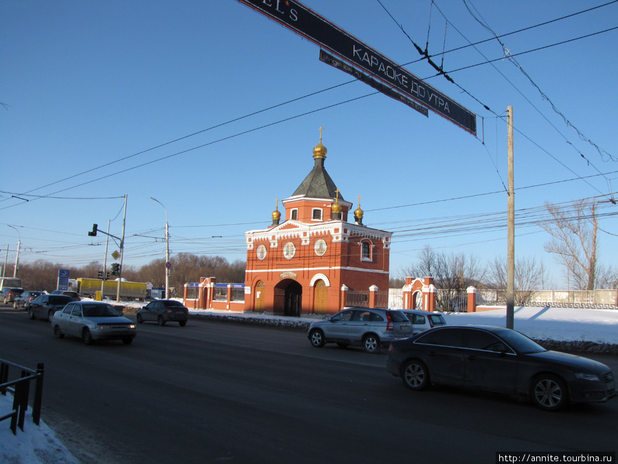 Часовня Святые врата Свято-Троицкого монастыря, вид со стороны ТД Барс. Рязань, Россия