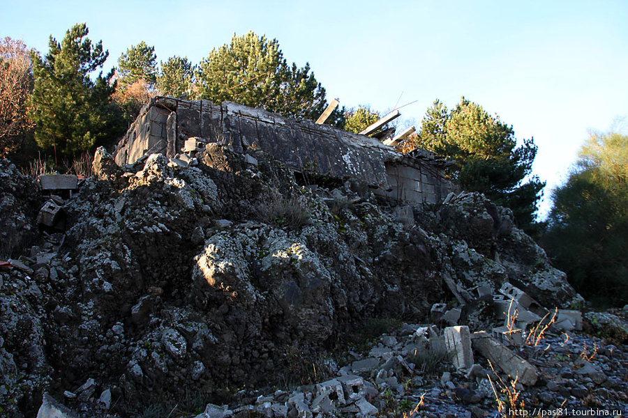Частые извержения периодически наносят разрушения. Так что найти руины дома, уничтоженные потоком лавы, совсем не сложно. Вулкан Этна Национальный Парк (3350м), Италия