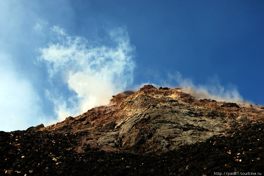 До вершины — крутой подъем и серное, фумарольное поле. Вулкан Этна Национальный Парк (3350м), Италия