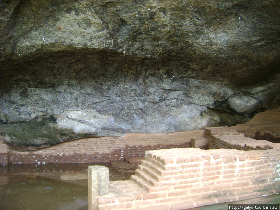 одна из пещер, где в древности медитировали монахи Бентота, Шри-Ланка
