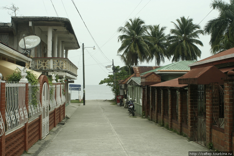 Дорога упирается в море Ливингстон, Гватемала