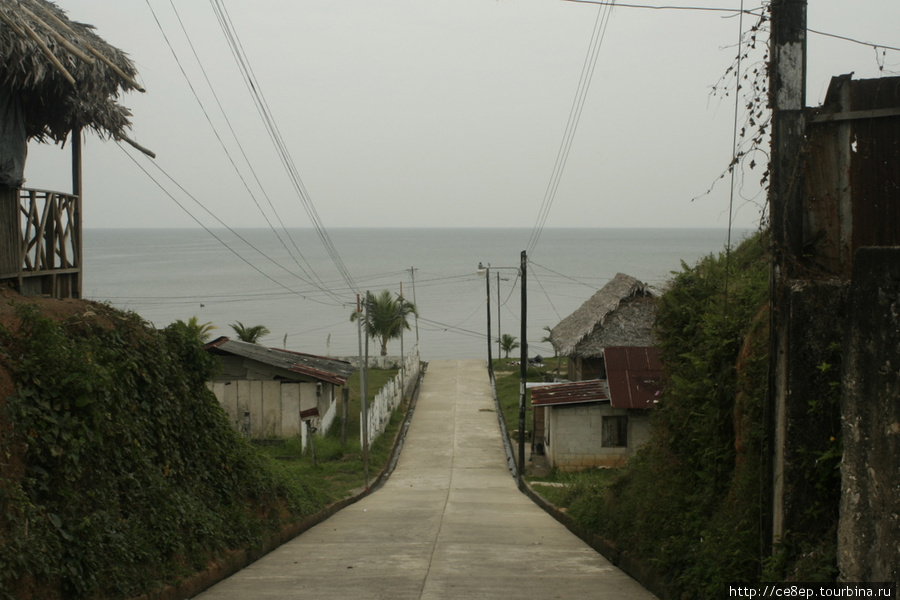 И снова упирается в море дорога Ливингстон, Гватемала