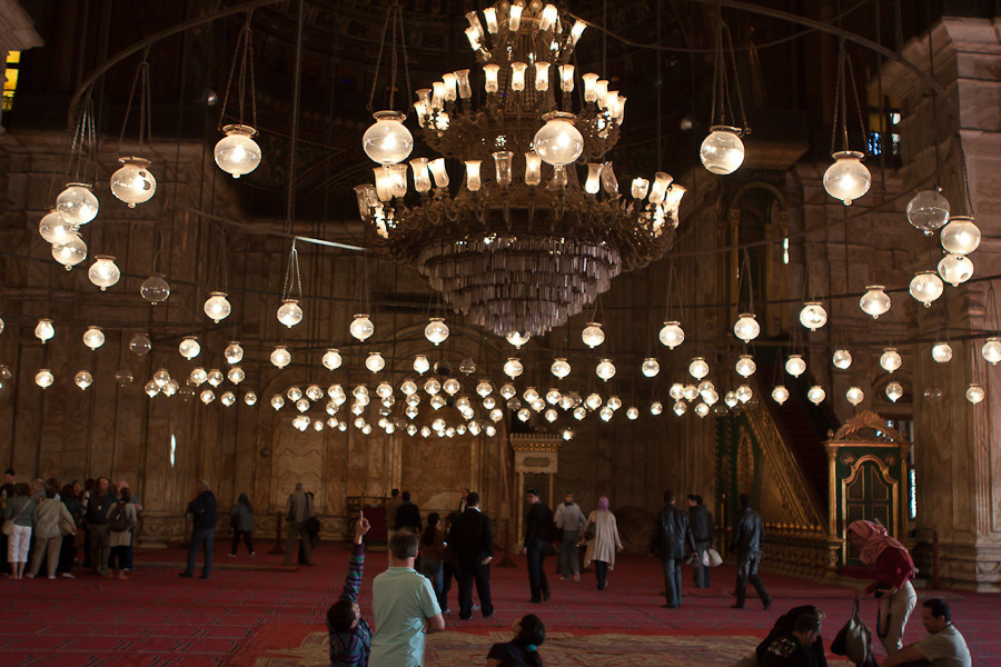 Внутри мечети огромная люстра с канделяюрами Каир, Египет