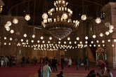 Внутри мечети огромная люстра с канделяюрами