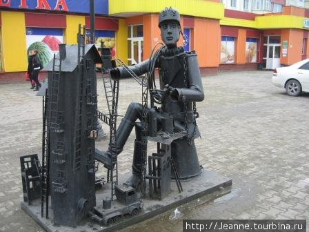 Интересная скульптура возле торгового центра в Сургуте. Сургут, Россия