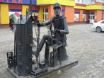 Интересная скульптура возле торгового центра в Сургуте.