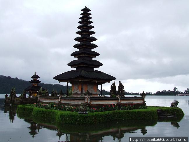 Храм на озере Братан Бали, Индонезия