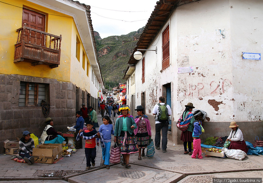 Вид с площади около автобусной станции.. Это улочка на рынок Писак, Перу