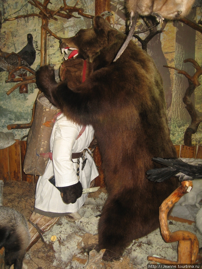 Борьба ханта с медведем — сценка из жизни. Хант остался жив, живёт недалеко от музея. Сургут, Россия