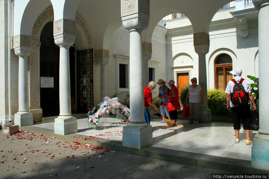 В Ливадийском дворце частенько празднуют свадьбы. Республика Крым, Россия