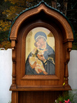Намоленная икона в церковном дворе