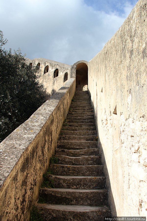 Вот по такой лестнице можно подняться из нижнего города-порта в верхний-крепость Бонифачо, Франция