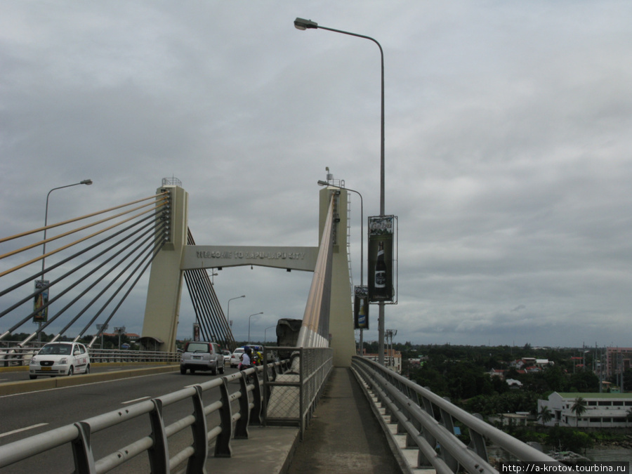 Между Себу и островом Мактан (он же Лапу-Лапу) — два моста Лапу-Лапу-Сити, остров Себу, Филиппины