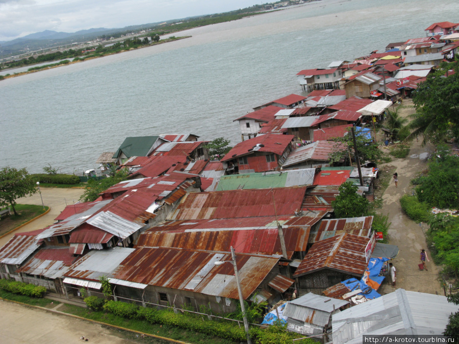 Пролив разделяет остров Себу и остров Лапу-Лапу. На острове находится город Лапу-Лапу, и международный аэропорт, куда прилетают люди, летящие в Себу Лапу-Лапу-Сити, остров Себу, Филиппины