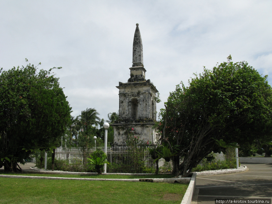 Памятник, сооружённый на месте гибели Магеллана в 19-м веке Лапу-Лапу-Сити, остров Себу, Филиппины
