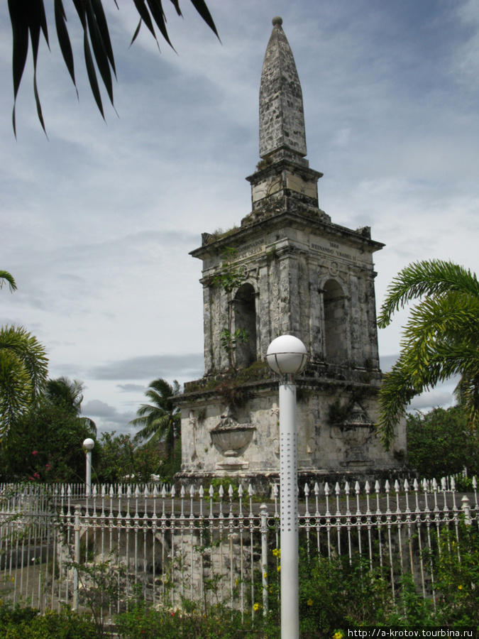 Могила Магеллана. Фактически это просто знак на месте его гибели Лапу-Лапу-Сити, остров Себу, Филиппины