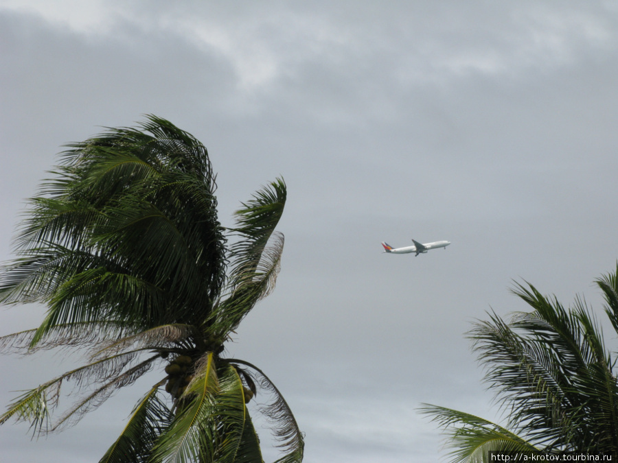 Самолёты взлетают прямо неподалёку, они видны Лапу-Лапу-Сити, остров Себу, Филиппины