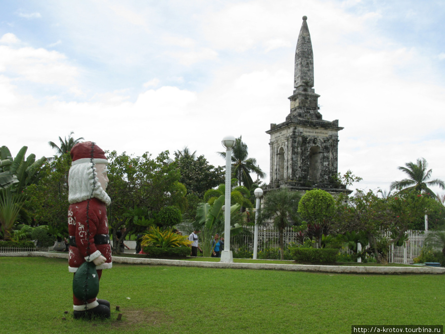 Три статуи Санта-Клауса на территории монумента Лапу-Лапу-Сити, остров Себу, Филиппины