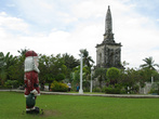 Три статуи Санта-Клауса на территории монумента