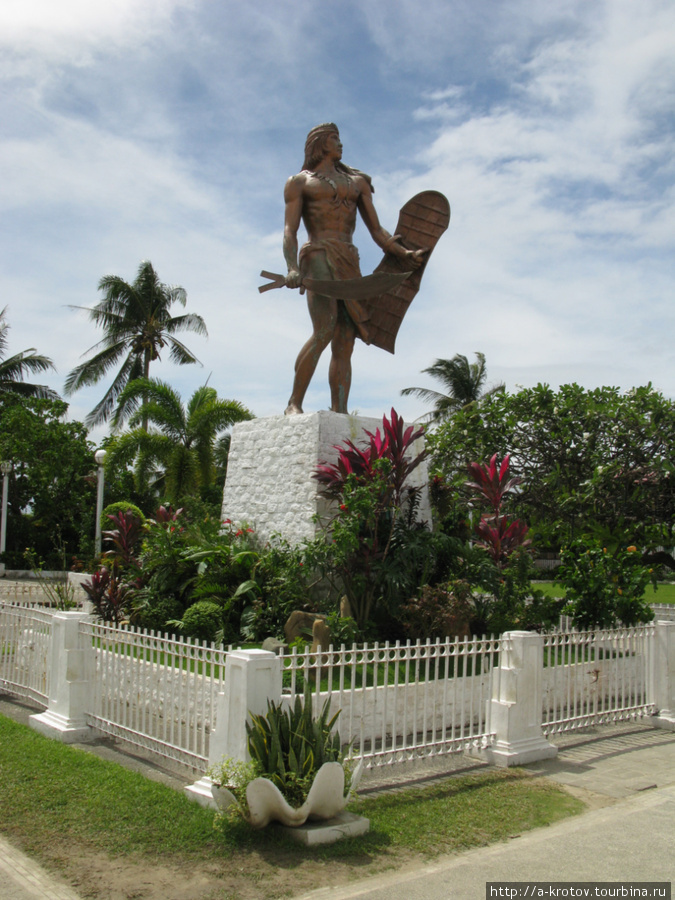 Памятник вождю местного селения Лапу-Лапу Лапу-Лапу-Сити, остров Себу, Филиппины
