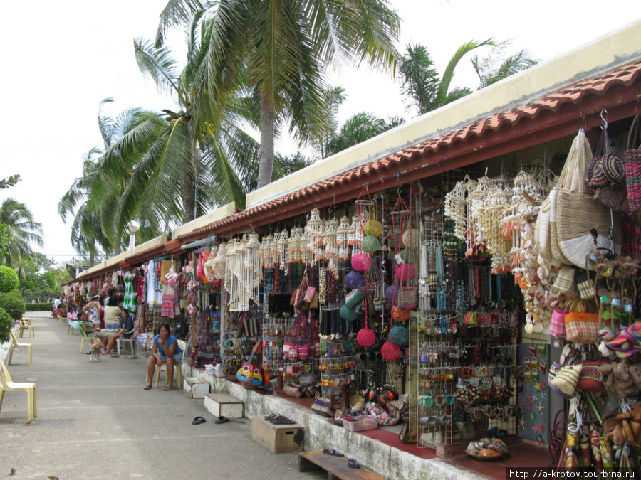 Сувенирные лавки пытаются процвести на этом туристическом месте Лапу-Лапу-Сити, остров Себу, Филиппины