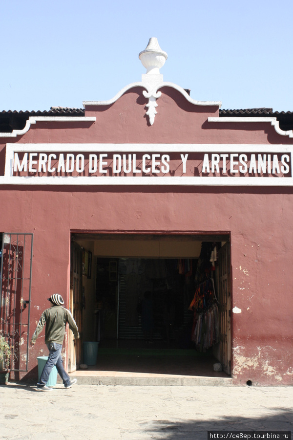 Рынок сладостей и сувениров / Mercado de dulces y artesanias