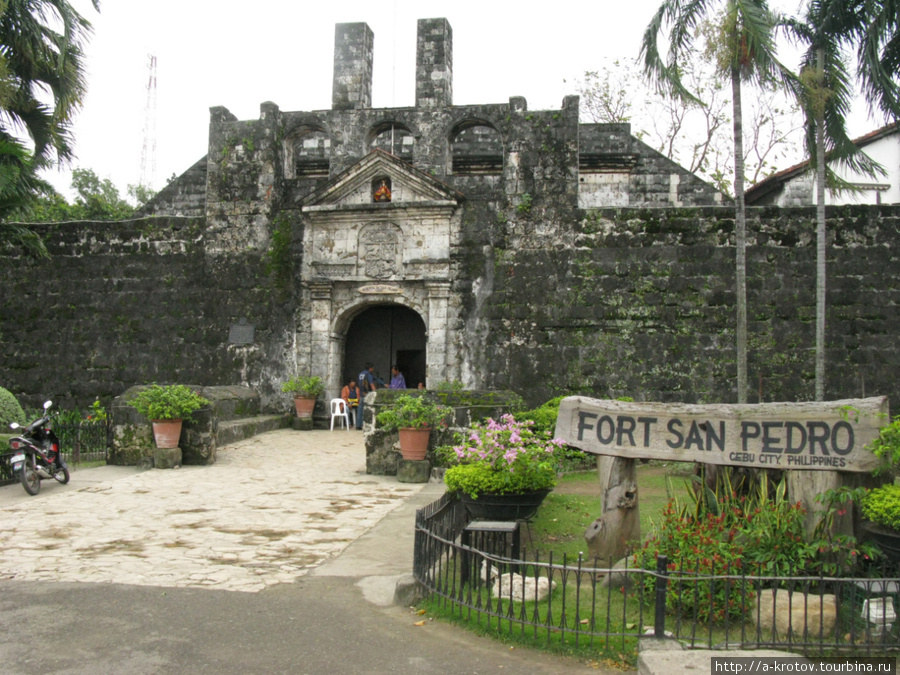 Себуанский Кремль (испанский форт) — самый старый на Филиппинах и самый маленький. ( Правда, это не оригинальный форт: первый, построенный Легаспи из дерева, сгнил 400 лет назад ) Себу-Сити, остров Себу, Филиппины