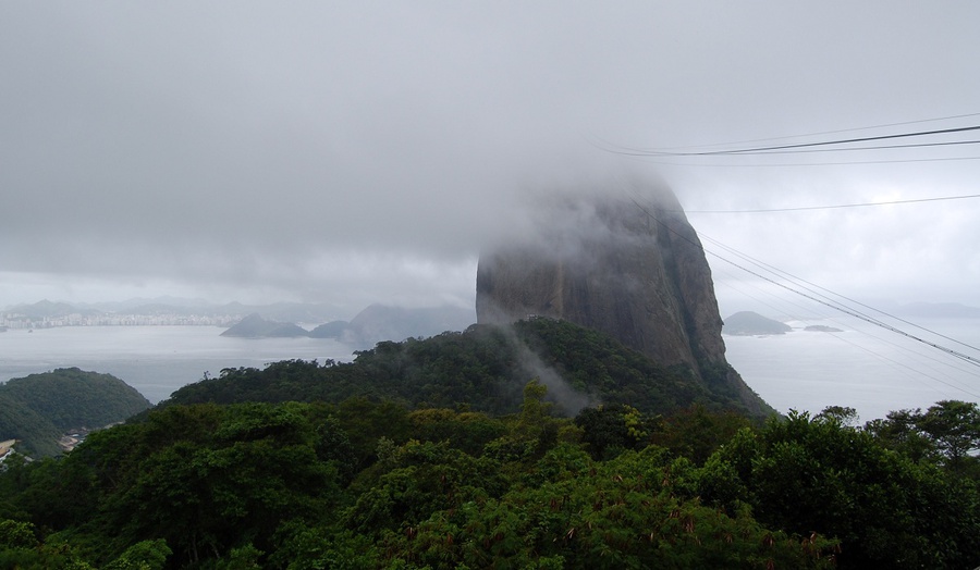 было красиво и страшно видеть как кабинки с людьми исчезали в тумане Рио-де-Жанейро, Бразилия