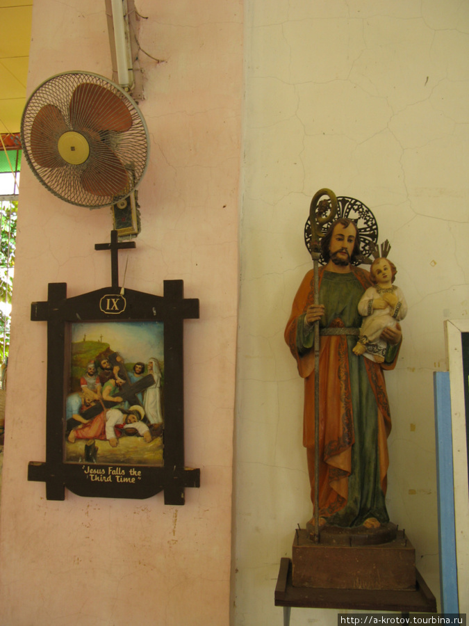 Деревянные фигуры в церкви Алкой, остров Себу, Филиппины