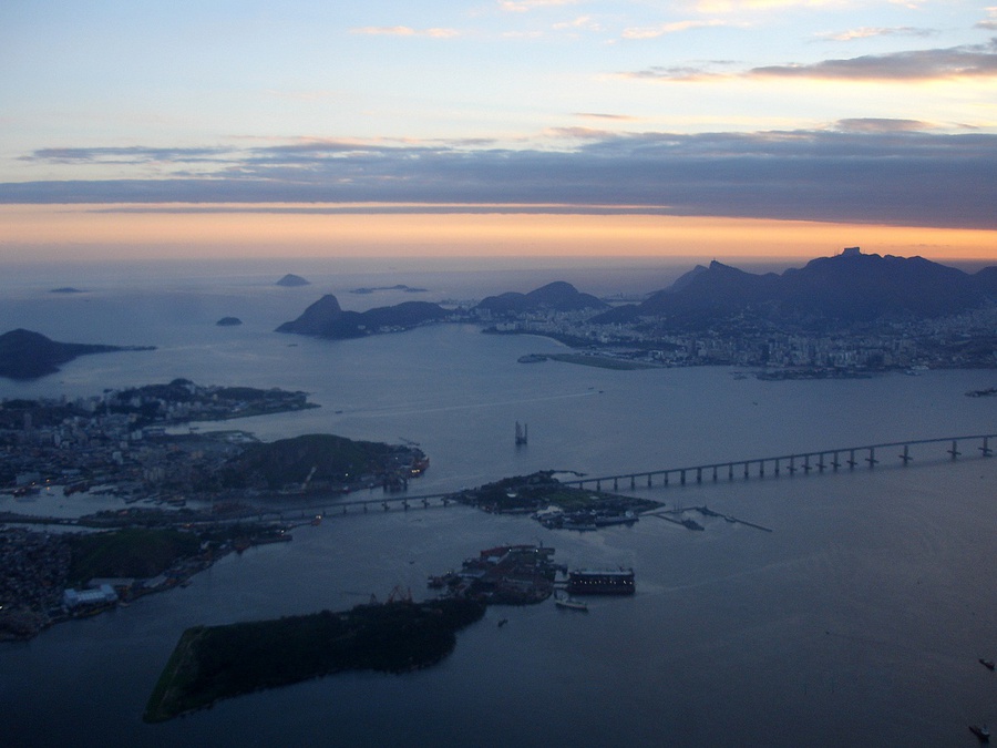 Снимок из самолета. Здесь видна и Сахарная голова и Корковадо. Рио-де-Жанейро, Бразилия