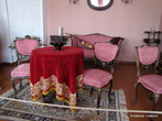Малая Розовая гостиная имела более скромное назначение — в ней долгими зимними вечерам собирались члены семьи и занимались каждый своим делом.