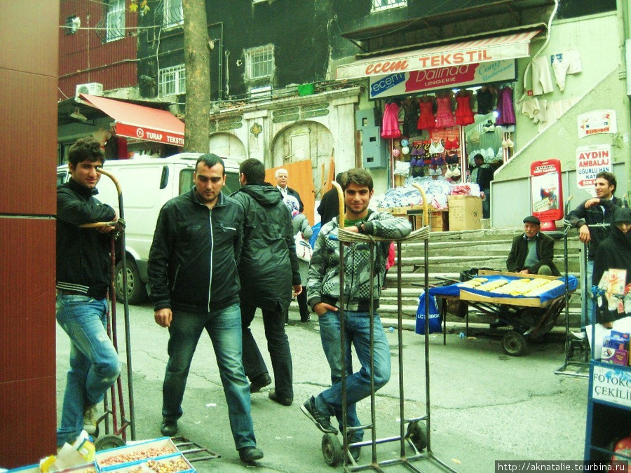 сотрудники рынка за работой — зевают и строят глазки туристкам)) Стамбул, Турция