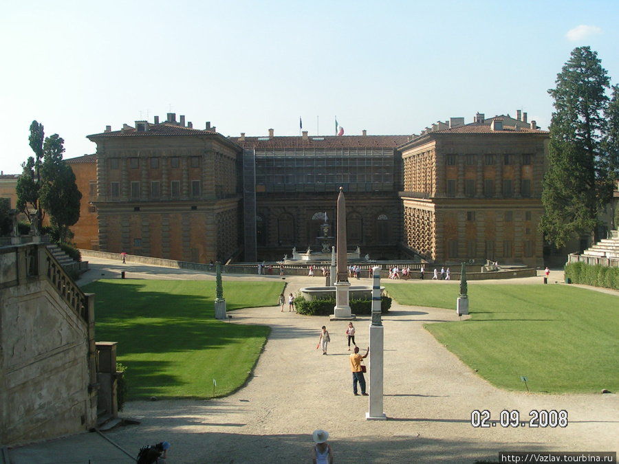 Вид на дворец из парка Флоренция, Италия