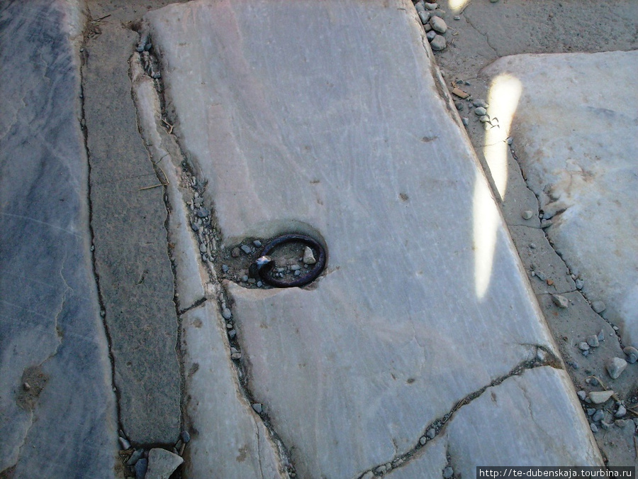 Кольцо, к которому приковывались наказанные рабы. Эфес античный город, Турция