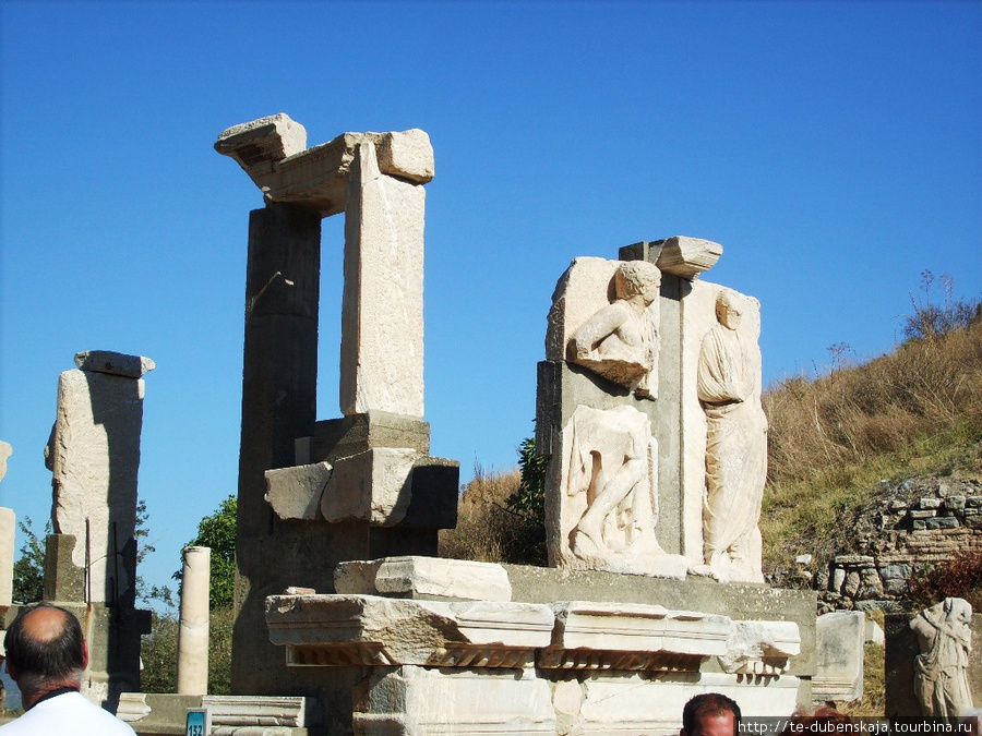 Памятник Меммию. Эфес античный город, Турция
