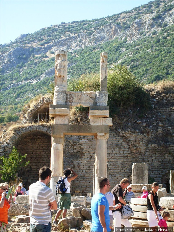 Через 3 века к этому памятнику добавили фонтан. Эфес античный город, Турция